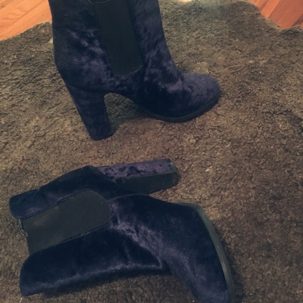 Crushed blue Velvet heeled booties